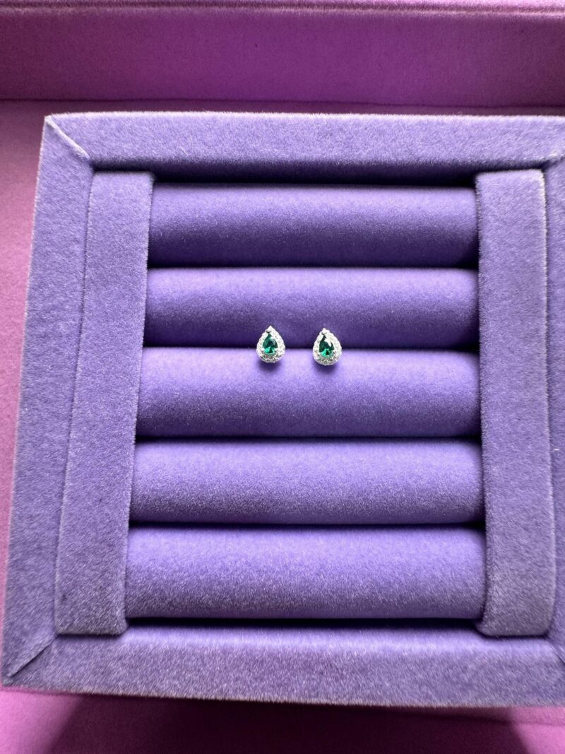 Brinco pontinho de luz gota esmeralda - Imagem 3